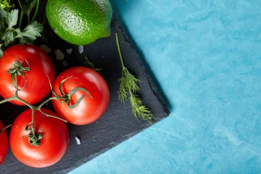 Çeşitli taze sebze ve otlar mavi arka plan, üstten görünüm, seçici odak serinletici yakın çekim natürmort.