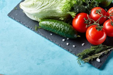 Çeşitli taze sebze ve otlar mavi arka plan, üstten görünüm, seçici odak serinletici yakın çekim natürmort.