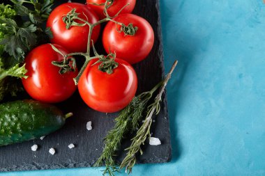 Çeşitli taze sebze ve otlar mavi arka plan, üstten görünüm, seçici odak serinletici yakın çekim natürmort.