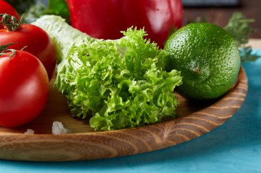 Çeşitli taze sebze ve otlar mavi arka plan, üstten görünüm, seçici odak serinletici yakın çekim natürmort.