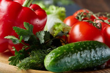 Çeşitli taze sebze ve otlar mavi arka plan, üstten görünüm, seçici odak serinletici yakın çekim natürmort.