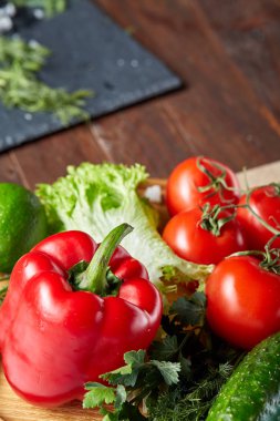 Çeşitli taze sebze ve otlar vintage ahşap arka plan, üstten görünüm, seçici odak yakın çekim natürmort.