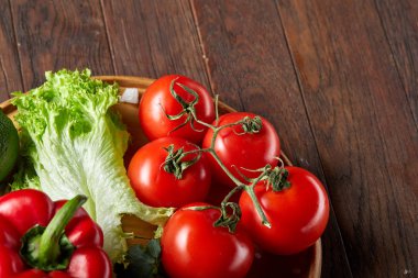 Çeşitli taze sebze ve otlar vintage ahşap arka plan, üstten görünüm, seçici odak yakın çekim natürmort.