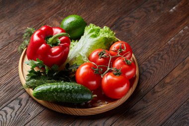 Çeşitli taze sebze ve otlar vintage ahşap arka plan, üstten görünüm, seçici odak yakın çekim natürmort.