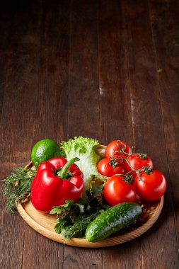 Çeşitli taze sebze ve otlar vintage ahşap arka plan, üstten görünüm, seçici odak yakın çekim natürmort.