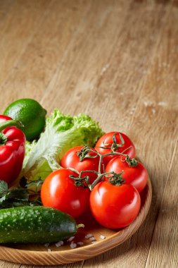 Çeşitli taze sebze ve otlar vintage ahşap arka plan, üstten görünüm, seçici odak yakın çekim natürmort.