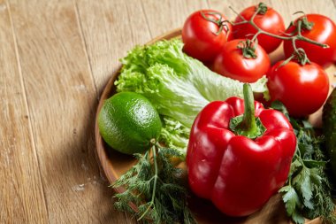 Çeşitli taze sebze ve otlar vintage ahşap arka plan, üstten görünüm, seçici odak yakın çekim natürmort.