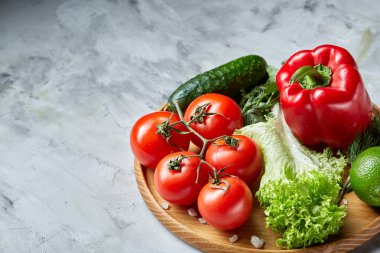 Çeşitli taze sebze ve otlar beyaz dokulu arka plan, üstten görünüm, seçici odak lezzetli kompozisyon.