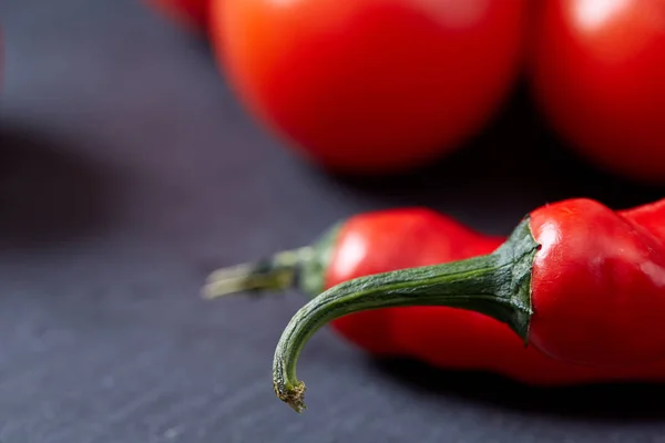 Vegetariano ainda vida com tomates de uva fresca, pimenta e sal em colher de madeira em fundo de madeira, foco seletivo — Fotografia de Stock
