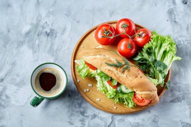 Marul, domates, peynir ahşap plaka üzerinde kahve beyaz arka planda, seçici odak ile taze sandviç