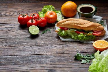 Öğle Yemeği sandviç peyniri ve sebze ile servis narenciye ve kahve, seçici odak, yakın çekim, üstten görünüm