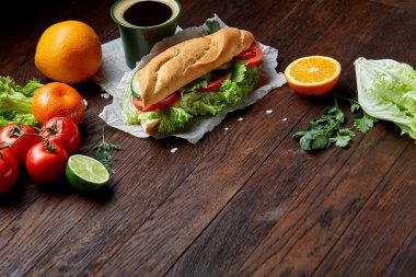 Öğle Yemeği sandviç peyniri ve sebze ile servis narenciye ve kahve, seçici odak, yakın çekim, üstten görünüm