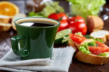 Öğle Yemeği sandviç peyniri ve sebze ile servis narenciye ve kahve, seçici odak, yakın çekim, üstten görünüm