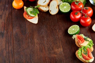 Öğle Yemeği sandviç peyniri ve sebze ile servis narenciye ve kahve, seçici odak, yakın çekim, üstten görünüm