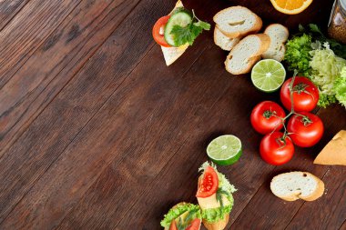 Öğle Yemeği sandviç peyniri ve sebze ile servis narenciye ve kahve, seçici odak, yakın çekim, üstten görünüm