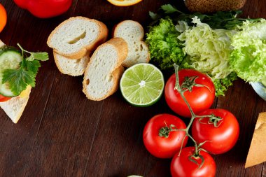 Öğle Yemeği sandviç peyniri ve sebze ile servis narenciye ve kahve, seçici odak, yakın çekim, üstten görünüm