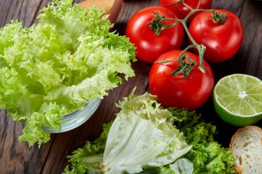 Öğle Yemeği sandviç peyniri ve sebze ile servis narenciye ve kahve, seçici odak, yakın çekim, üstten görünüm