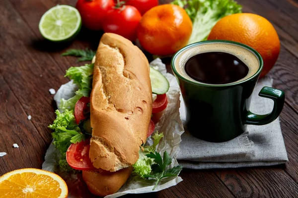 Ebéd szendvics sajttal és zöldségekkel tálalva citrus és kávé, szelektív összpontosít, közelkép, felülnézet — Stock Fotó