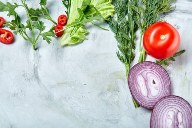 Kompozisyon sebze ve otlar beyaz arka plan, kopya alanı, seçici odak, düz lay, yakın çekim