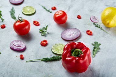Kırmızı biber, soğan, domates, limon, beyaz arka plan, üstten görünüm, yakın çekim, seçici odak dereotu ile Seamless Modeli