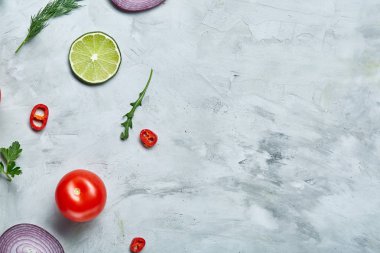 Kırmızı biber, soğan, domates, limon, beyaz arka plan, üstten görünüm, yakın çekim, seçici odak dereotu ile Seamless Modeli