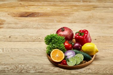 Natürmort ahşap arka plan, seçici odak, yakın çekim ahşap plaka üzerinde taze organik sebze