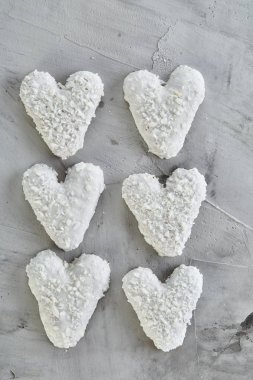 Hafif dokulu arka plan, yakın çekim, sığ alan, seçici odak derinliği desen düzenlenmiş Coconat bisküvi.