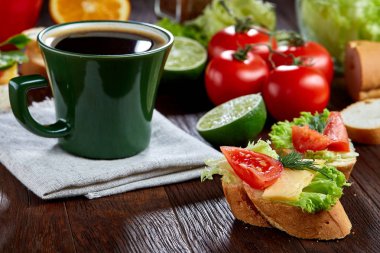 Öğle Yemeği sandviç peyniri ve sebze ile servis narenciye ve kahve, seçici odak, yakın çekim, üstten görünüm