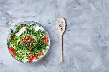 Beyaz arka planda, seçici odak tahta kaşıkla diyet karışık salata içinde cam sultana hizmet