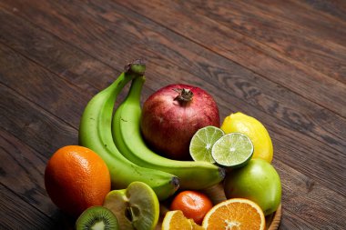 Ahşap bir plaka üzerinde bir rustik ahşap arka plan, seçici odak, yakın çekim, en iyi görünümü içinde olgunlaşmış taze meyve