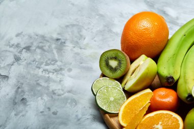 Açık renkli, seçici odak, yakın çekim, en iyi görünümü ahşap bir tabak içinde olgunlaşmış taze meyve