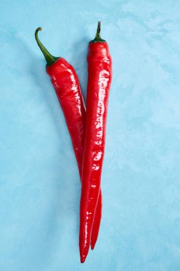 Taze kırmızı acı biber bir mavi arka plan, üstten görünüm, yakın çekim