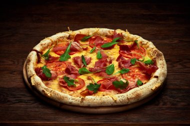 Lezzetli İtalyan pizza margherita ahşap rustik ahşap arka plan üzerinde tabakta