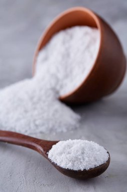 Deniz tuzu seramik kase ve kaşık yemek pişirmek ya da spa beyaz arka plan, üstten görünüm, seçici odak için bileşimi