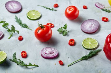 Doğranmış soğan, kırmızı acı biber ve baharat izole beyaz arka plan, üstten görünüm, yakın çekim, seçici odak