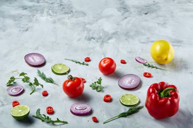 Doğranmış soğan, kırmızı acı biber ve baharat izole beyaz arka plan, üstten görünüm, yakın çekim, seçici odak