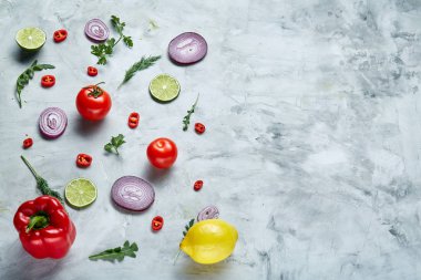 Doğranmış soğan, kırmızı acı biber ve baharat izole beyaz arka plan, üstten görünüm, yakın çekim, seçici odak