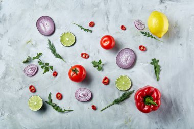 Doğranmış soğan, kırmızı acı biber ve baharat izole beyaz arka plan, üstten görünüm, yakın çekim, seçici odak