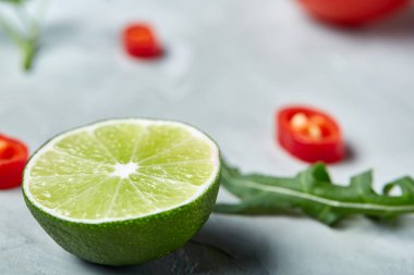 Yarısı beyaz sebze arka planda, sığ derinlik-in tarla kireç. Cloe-up.