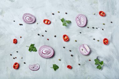 Doğranmış soğan, kırmızı acı biber ve baharat izole beyaz arka plan, üstten görünüm, yakın çekim, seçici odak