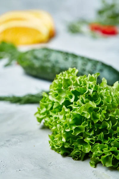 Färska grönsaker stilleben. Veges uppradade på en vit bakgrund, ovanifrån, närbild, selektiv fokus, kopia utrymme. — Stockfoto