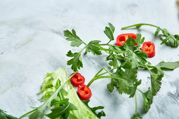 Hackad lök, röd peppar och krydda isolerad på vit bakgrund, ovanifrån, närbild, selektivt fokus — Stockfoto