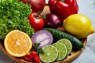 Açık renkli, seçici odak, yakın çekim, en iyi görünümü ahşap bir tabak içinde olgunlaşmış taze meyve