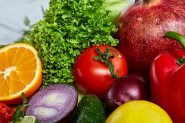 Açık renkli, seçici odak, yakın çekim, en iyi görünümü ahşap bir tabak içinde olgunlaşmış taze meyve