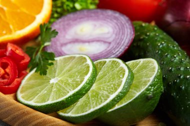 Bir kase yulaf ezmesi gevreği ahşap tepsi ahşap arka plan, düz üzerinde meyve ile servis yatıyordu, seçici odak