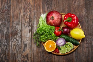 Bir kase yulaf ezmesi gevreği ahşap tepsi ahşap arka plan, düz üzerinde meyve ile servis yatıyordu, seçici odak