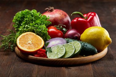 Bir kase yulaf ezmesi gevreği ahşap tepsi ahşap arka plan, düz üzerinde meyve ile servis yatıyordu, seçici odak