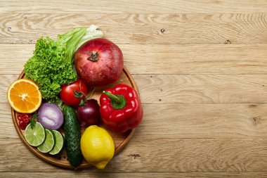 Bir kase yulaf ezmesi gevreği ahşap tepsi ahşap arka plan, düz üzerinde meyve ile servis yatıyordu, seçici odak