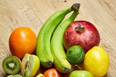 Ahşap bir plaka üzerinde bir ışık ahşap arka plan, seçici odak, yakın çekim, en iyi görünümü içinde olgunlaşmış taze meyve