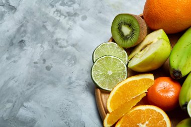 Açık renkli, seçici odak, yakın çekim, en iyi görünümü ahşap bir tabak içinde olgunlaşmış taze meyve